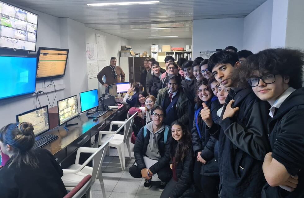 Alumnos de la técnica del Instituto Centenarios visitaron la Central de Monitoreo
