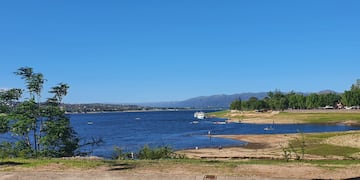 Costanera de Carlos Paz en primavera (2020). (Foto: VíaCarlosPaz).
