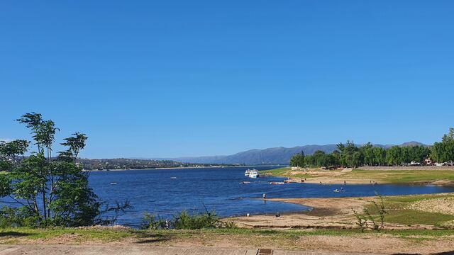 Costanera de Carlos Paz en primavera (2020). (Foto: VíaCarlosPaz).