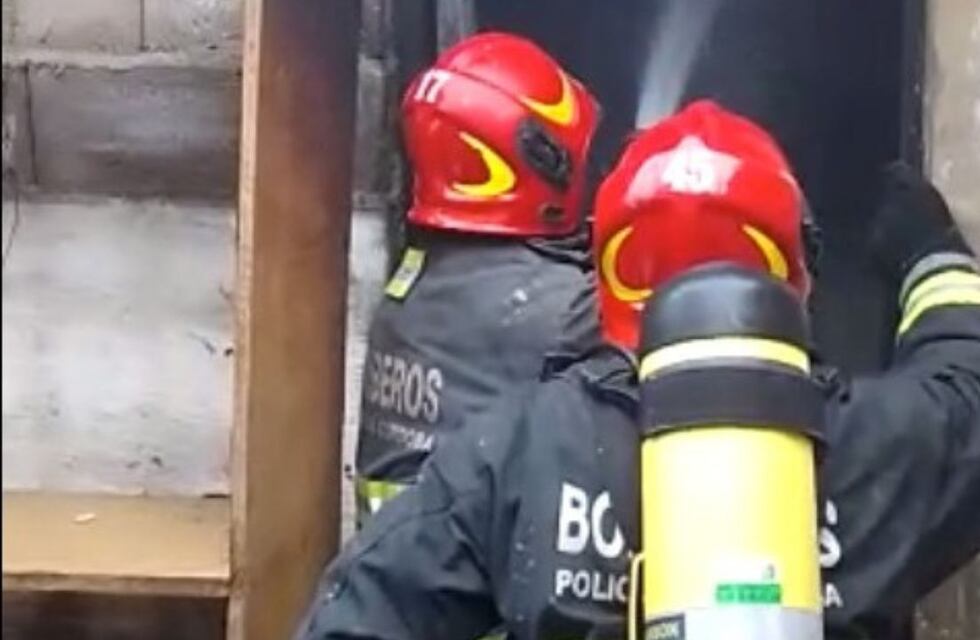 Video: así fue el trabajo de los Bomberos para apagar un incendio en una casa de Córdoba