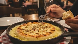 Fue a comer a una parrilla, encontró una hormiga en la provoleta, le dijo a la moza y le destrozaron el auto