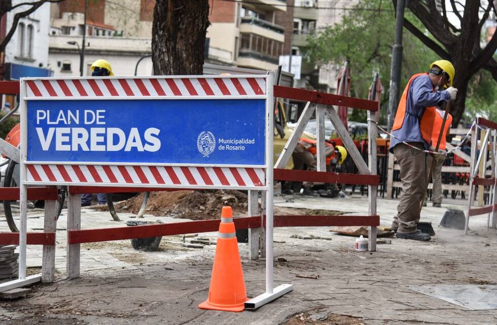 Comenzaron a reparar veredas destrozadas en las zonas más transitadas de Rosario