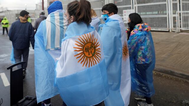 Hubo detenidos y cientos de denuncias en la prueba piloto de la vuelta del público al estadio.