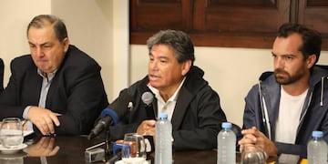 El secretario de Protección Civil de Santa Fe, Marcos Escajadillo, encabezó una conferencia de prensa por la emergencia hídrica en la provincia.