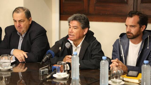 El secretario de Protección Civil de Santa Fe, Marcos Escajadillo, encabezó una conferencia de prensa por la emergencia hídrica en la provincia.