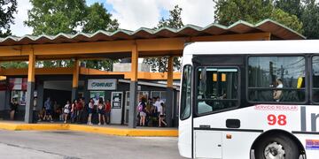 Usuarios de transporte interurbano en la Terminal de Río Ceballos, Córdoba.