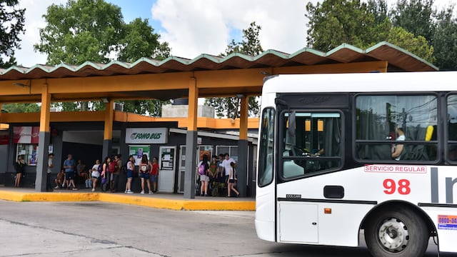 Usuarios de transporte interurbano en la Terminal de Río Ceballos, Córdoba.