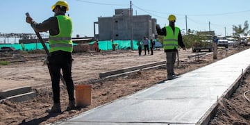 Construyen veredas en el barrio Patrón Santiago de Rodeo del Medio.