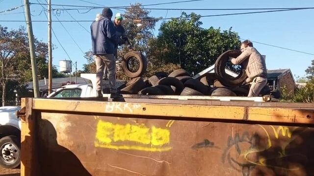 Realizan operativos de descacharrado en Itaembé Guazú para reducir los criaderos de dengue.