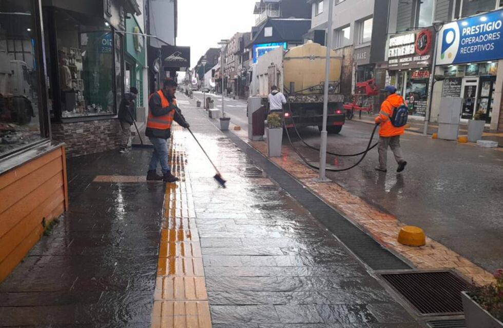El Municipio interviene en la limpieza y lavado de veredas en áreas turísticas