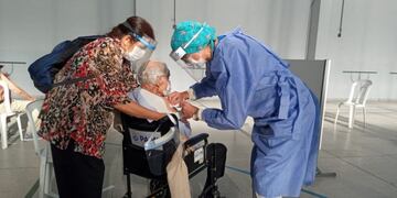 Comienzan a aplicar la tercera dosis de la vacuna contra el Covid-19 a personas inmunocomprometidas
