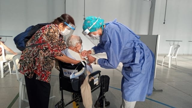 En San Juan ya comenzaron a vacunar a los mayores de 80 contra el coronavirus.