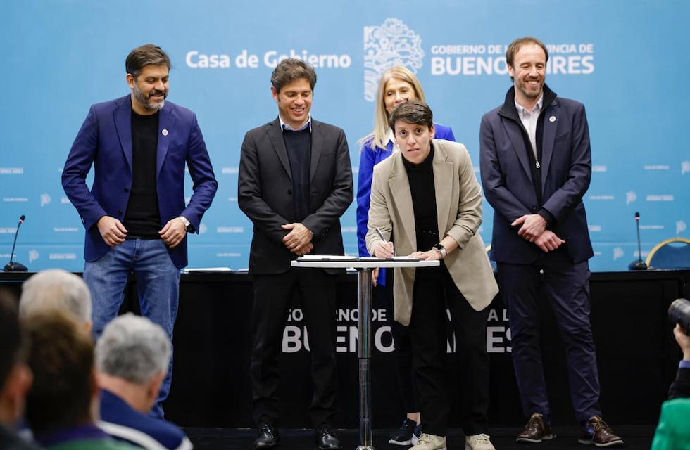 La intendente de Gonzales Chaves presente en la firma del Fondo de Fortalecimiento Fiscal Municipal