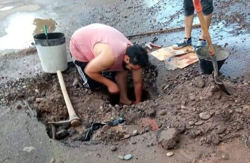 Habló el vecino que se hartó y arregló la pérdida en la red de Aysam porque “no teníamos agua”