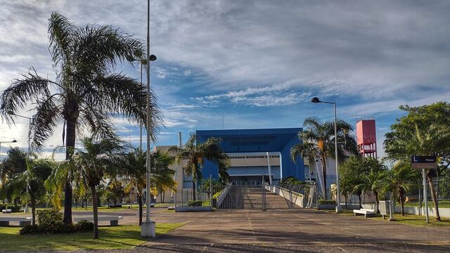 Empiezan a trasladar a personas desde el estadio Cincuentenario después de las denuncias por violaciones a DDHH.