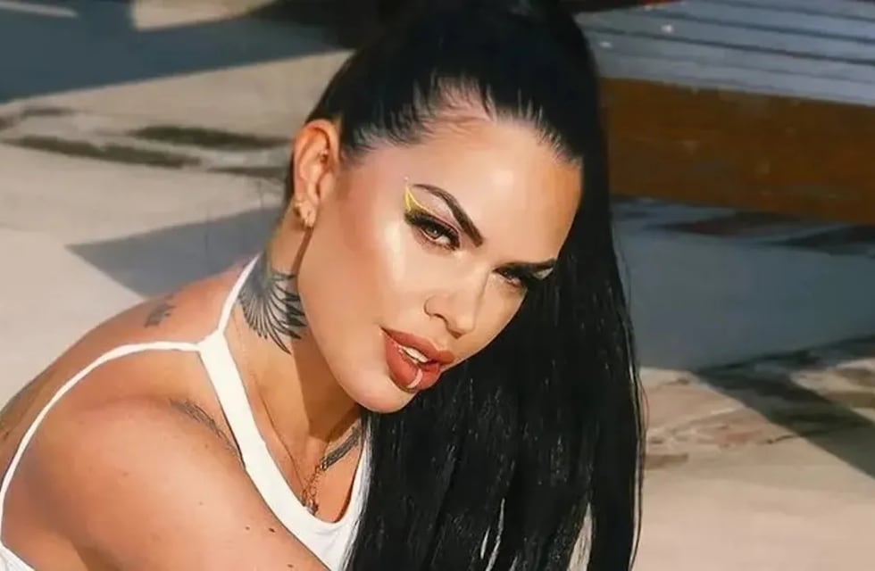 Desde un auto de lujo, Sofía Clerici jugó con un look con transparencias muy osado
