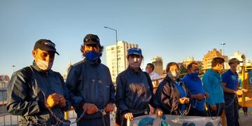 Trabajadores de la Coopi encadenados frente a la Legislatura provincial. Foto de archivo.