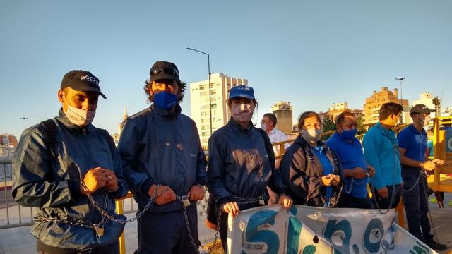 Trabajadores de la Coopi encadenados frente a la Legislatura provincial. Foto de archivo.