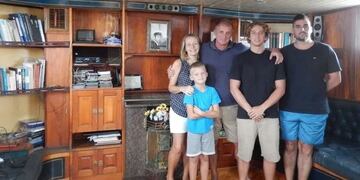 Fernando junto a su mujer y sus hijos.