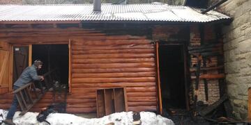 Comunidades mapuches incendiaron una cabaña de Villa Mascardi y usurparon varios terrenos.