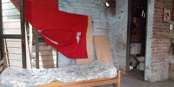 La casa donde vendían drogas en Lamadrid y Roca quedó abierta tras el ataque.