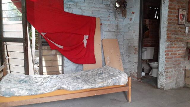 La casa donde vendían drogas en Lamadrid y Roca quedó abierta tras el ataque.