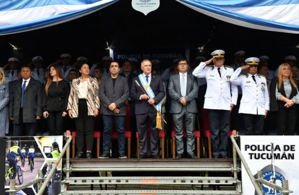 Jaldo presidió el desfile por el 203° aniversario de la Policía de Tucumán