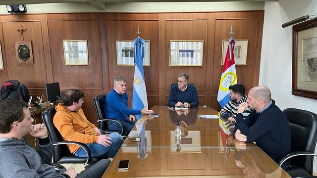 El intendente recibió a integrantes del Club de Autos Antiguos de Rafaela