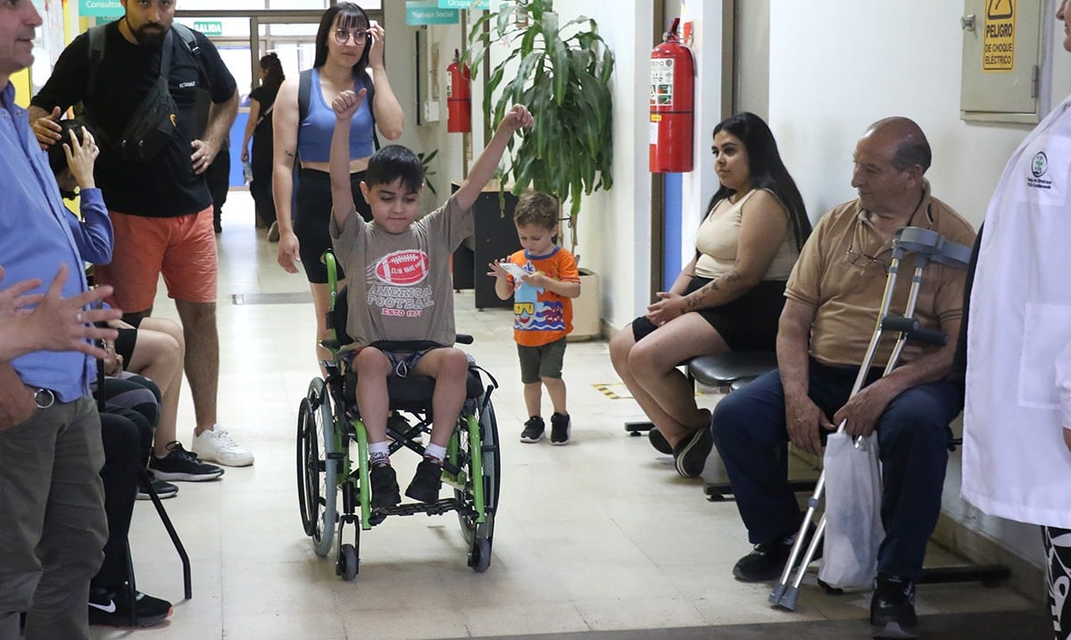 El pequeño de nueve años recibió una silla postural de alto costo, que mejorará su movilidad y calidad de vida.