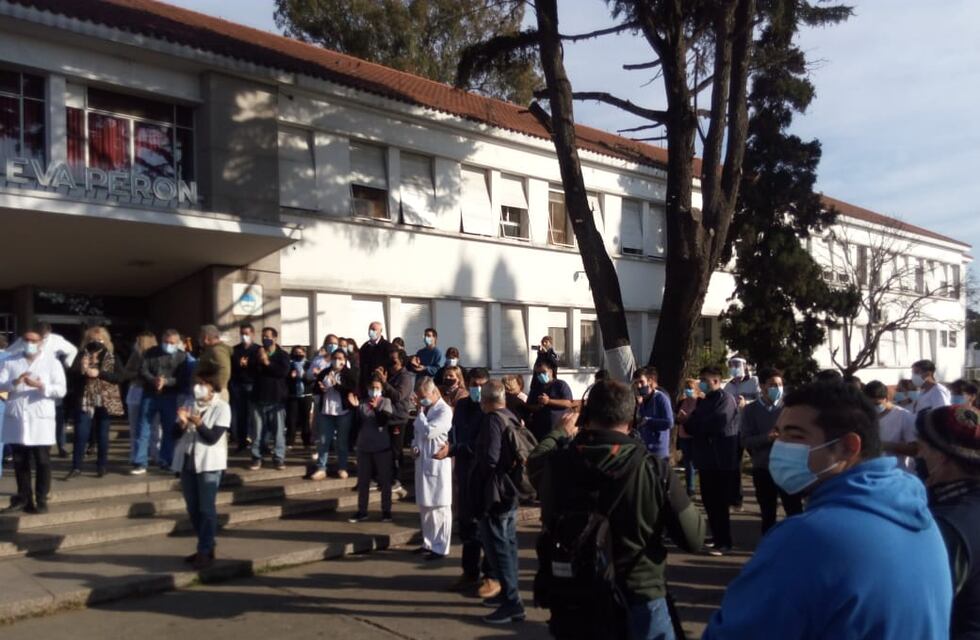 Hicieron un abrazo solidario para apoyar al director del Hospital Eva Perón
