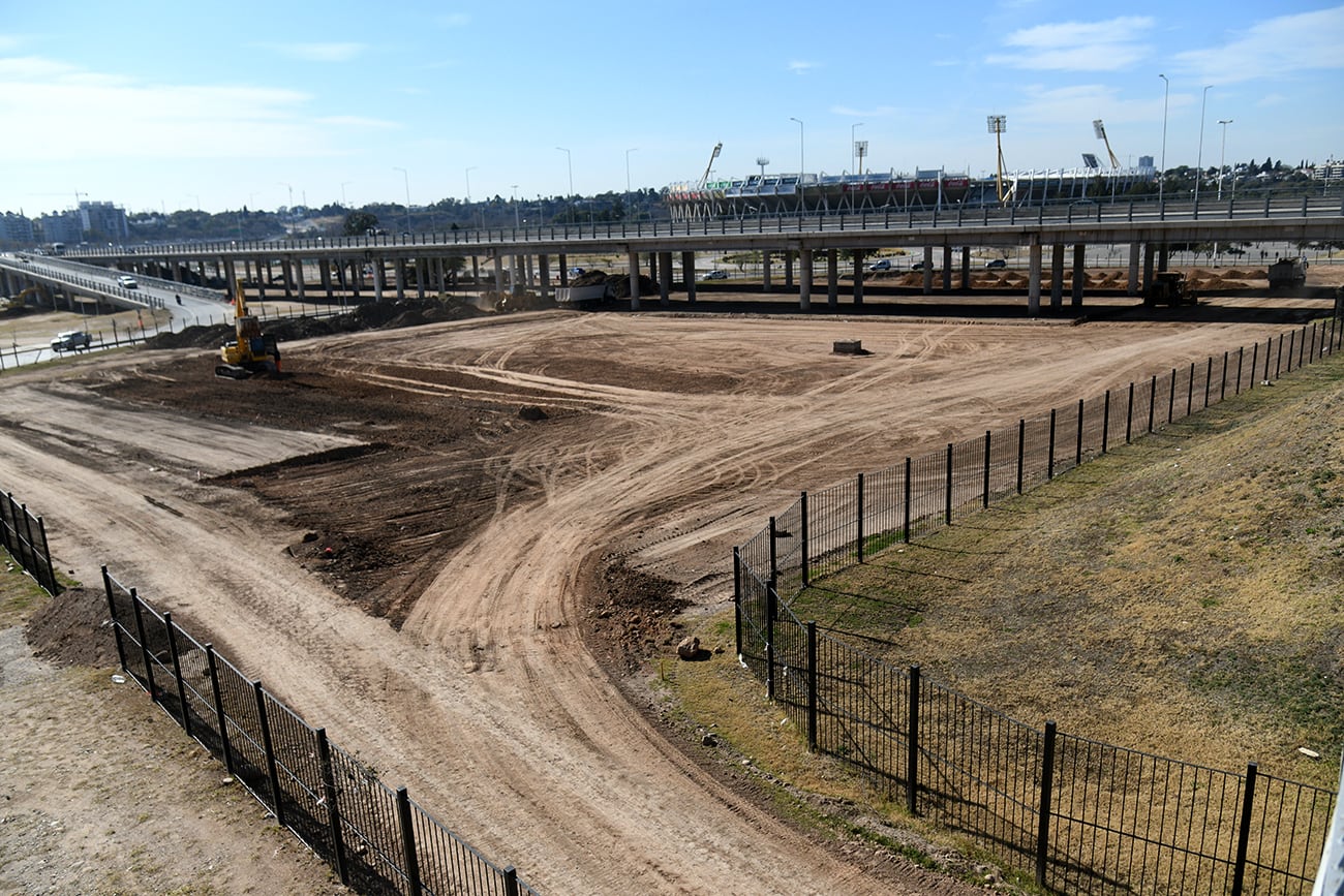 Avanza la construcción del nuevo estacionamiento del estadio Kempes. (Ramiro Pereyra / La Voz)