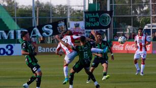 Luca Klimowicz, quien fue titular en Instituto ante San Martín, lucha contra los defensores locales