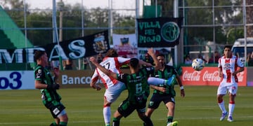Luca Klimowicz, quien fue titular en Instituto ante San Martín, lucha contra los defensores locales
