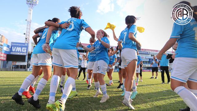 El festejo de Belgrano en la cancha de Atlético de Rafaela, donde venció a Newell's y logró el ascenso a la Primera B de la AFA luego de una campaña brillante (Prensa Belgrano).