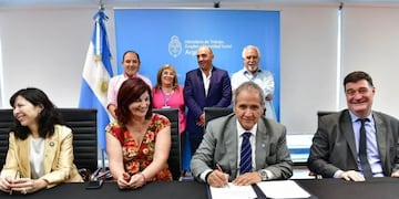 Kelly Olmos, ministra de Trabajo, junto a Sergio Palazzo, titular del gremio bancario.