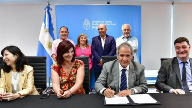 Kelly Olmos, ministra de Trabajo, junto a Sergio Palazzo, titular del gremio bancario.