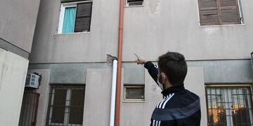 La ventana por donde ingresaron los delincuentes
