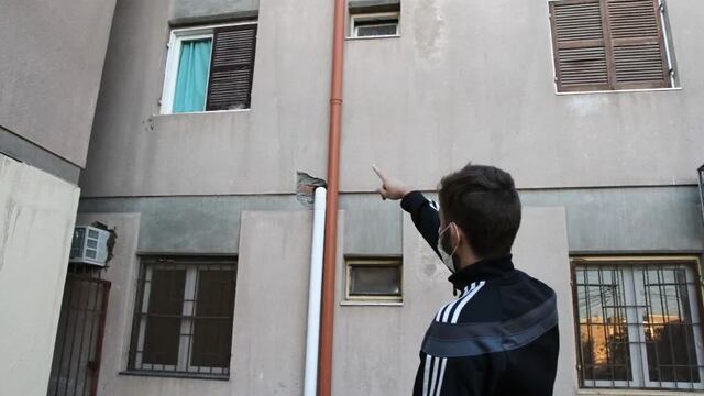 La ventana por donde ingresaron los delincuentes