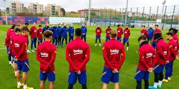 El plantel de Barcelona realizó un minuto de silencio para recordar a Diego Maradona. (Prensa Barcelona)