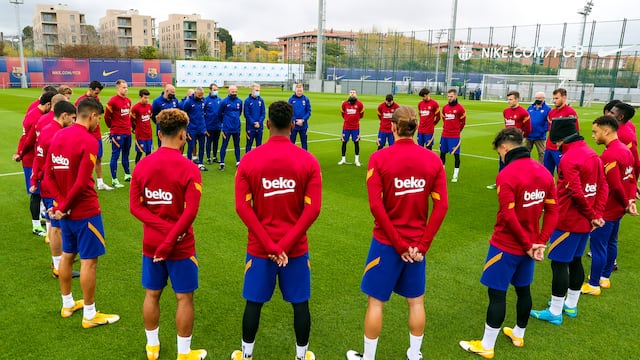 El plantel de Barcelona realizó un minuto de silencio para recordar a Diego Maradona. (Prensa Barcelona)