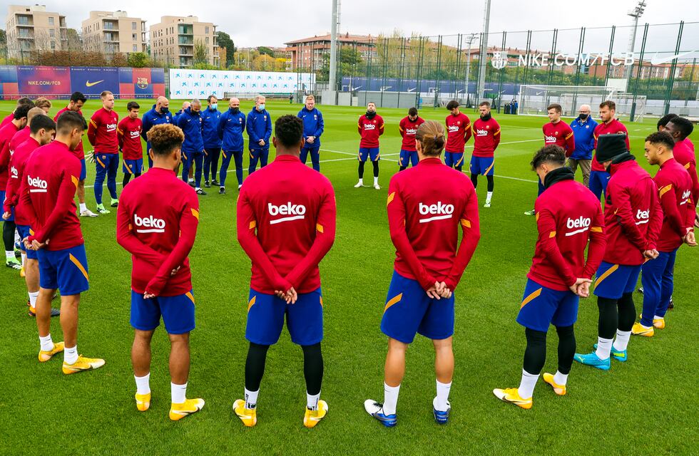 Con Lionel Messi a la cabeza, el Barcelona recordó a Diego Maradona con un conmovedor minuto de silencio