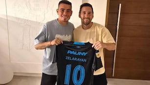 El "Chino" Zelarayán y la 10 de Belgrano en buenas manos, las de Lio Messi.