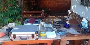 Investigación por narcotráfico en Puerto Iguazú: tres allanamientos, drogas y armas incautadas.
