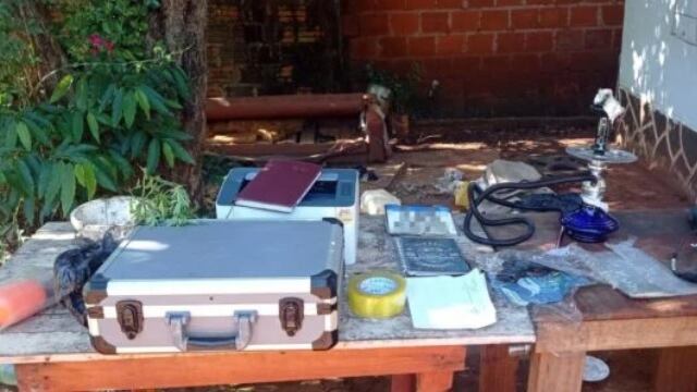 Investigación por narcotráfico en Puerto Iguazú: tres allanamientos, drogas y armas incautadas.