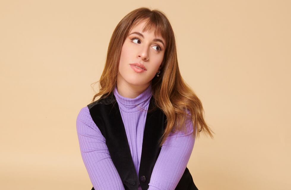 Desde México, Laura Esquivel dio cátedra de estilo y posó con un vestido muy diminuto a puro brillo