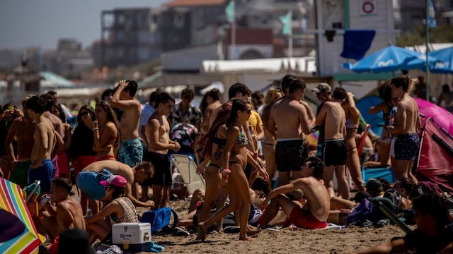Las playas de Pinamar abarrotadas, sin distancia social ni tapabocas.