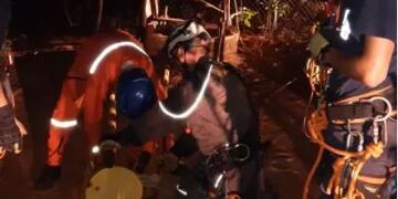 Bomberos de Iguazú sacaron el cuerpo sin vida de un joven que cayó a un pozo de agua.