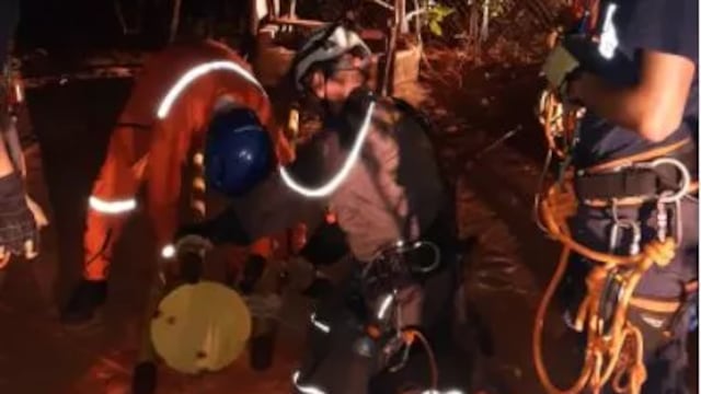Bomberos de Iguazú sacaron el cuerpo sin vida de un joven que cayó a un pozo de agua.