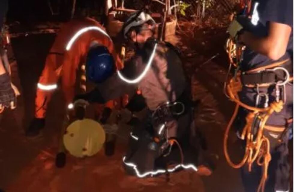 Bomberos de Iguazú sacaron el cuerpo sin vida de un joven que cayó a un pozo de agua