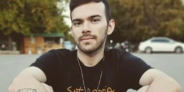 Él es Julián, el joven guaymallino detrás de SantoBarrio, el emprendimiento artesanal que exalta los valores comunitarios.